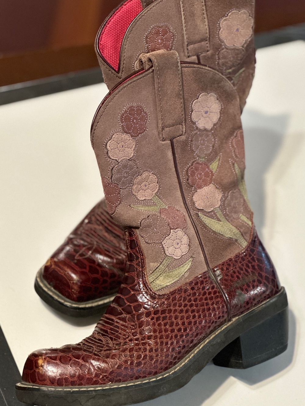 Ariat Square Toe Boots 7.5 Women’s two tone flowers snake print READ DESCRIP